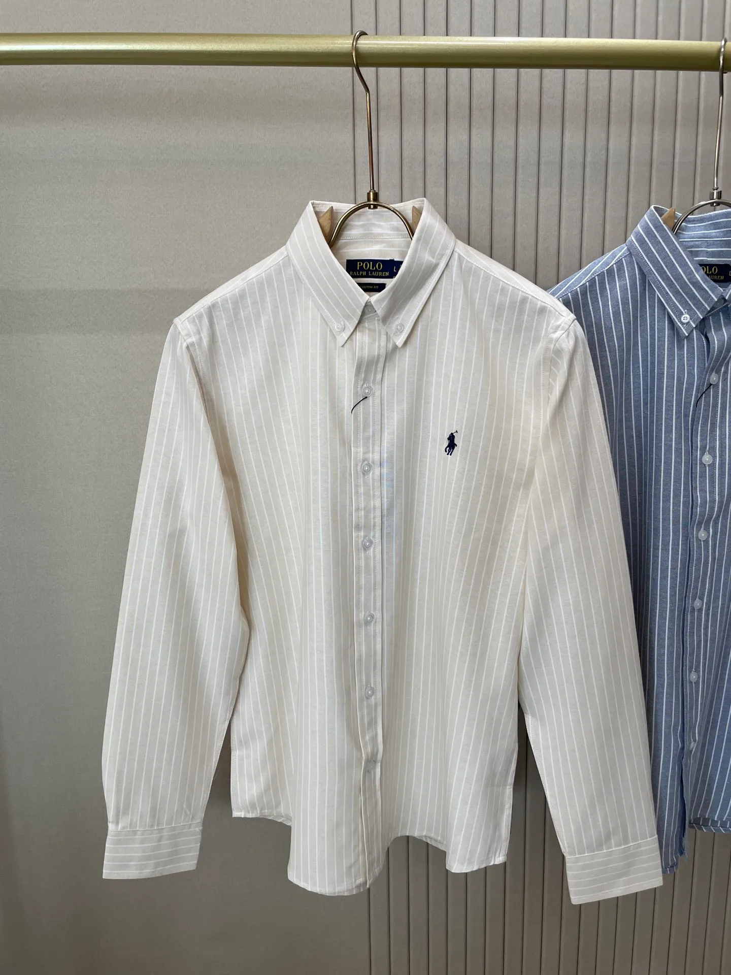 P220 🌸🌸🌸 POLO Ralph Lauren [High Quality] Classic shirt! The classic casual shirt made of pure cotton Oxford cloth has a unique design. It has a simple, clean and classic silhouette design. It is a versatile style that can be switched at will. The fabric feels soft and delicate, highly breathable, and is close to the skin and comfortable to wear. It can be worn alone as an inner layer. Its versatile performance is beyond your imagination! The upper body of the ready-to-wear is simple and classic yet elegant! Size:M-XXL